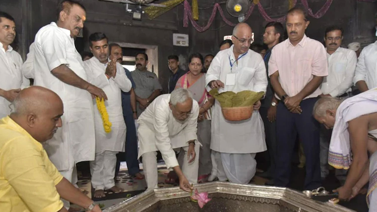 Bihar: గుడిలోకి వెళ్లిన ముస్లిం మంత్రి.. సీఎంపై బీజేపీ ఆగ్రహం Bihar: గుడిలోకి వెళ్లిన ముస్లిం మంత్రి.. సీఎంపై బీజేపీ ఆగ్రహం