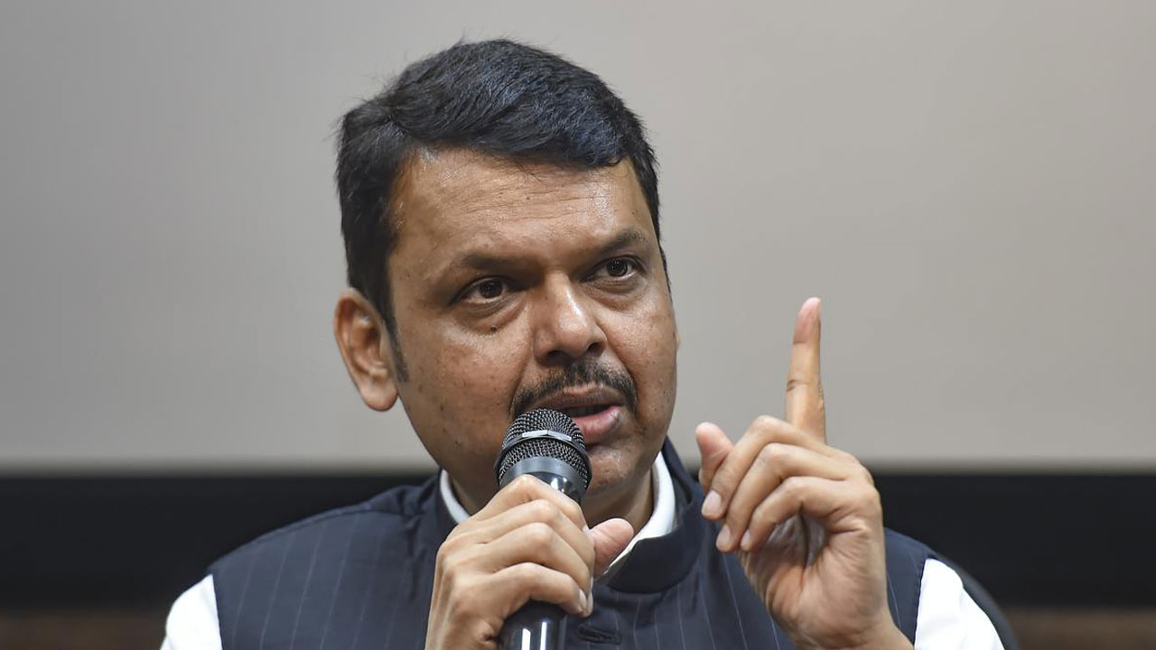 Devendra Fadnavis: బిల్కిస్ బానో అత్యాచార నేరస్తులను సన్మానించడాన్ని తప్పు పట్టిన ఫడ్నవీస్ Devendra Fadnavis: బిల్కిస్ బానో అత్యాచార నేరస్తులను సన్మానించడాన్ని తప్పు పట్టిన ఫడ్నవీస్