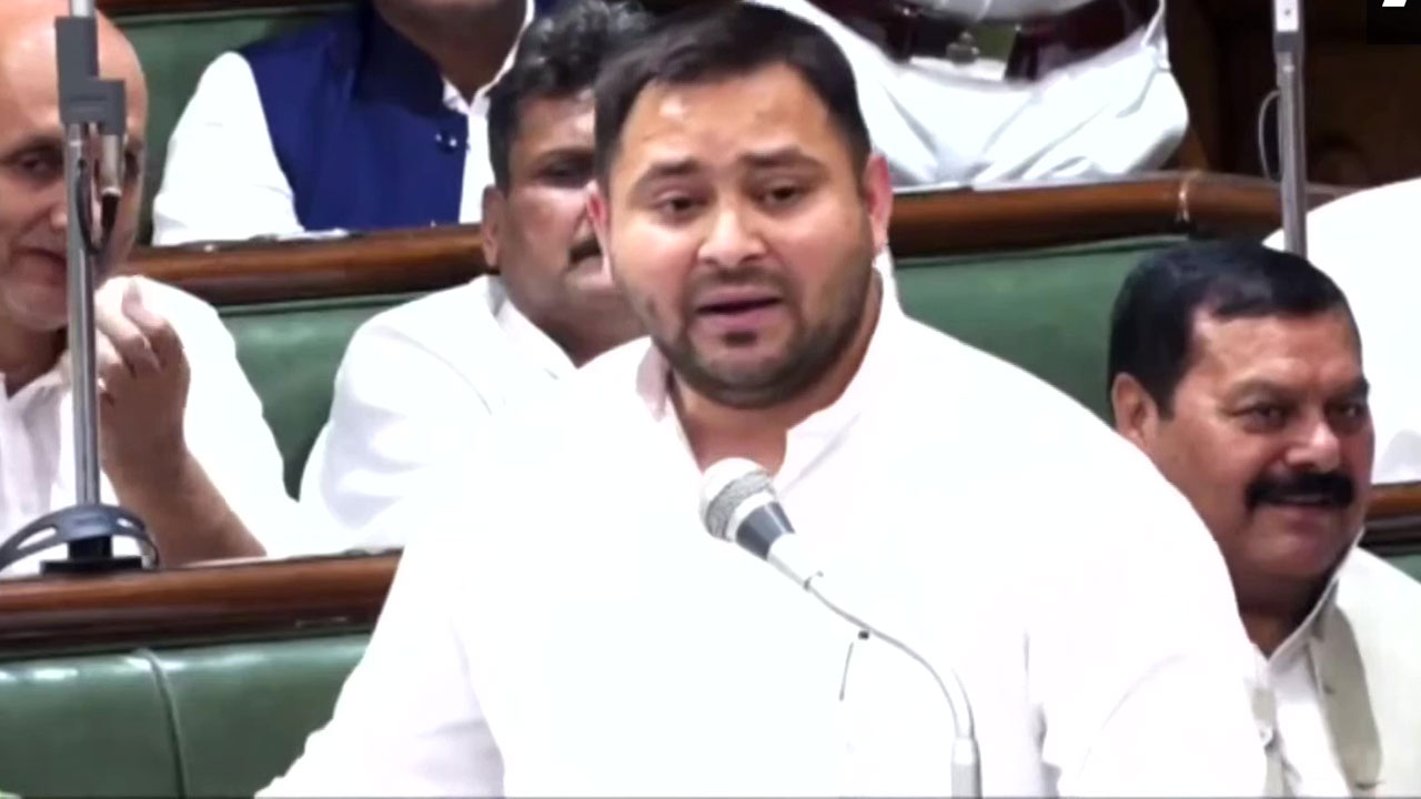 Bihar: బీజేపీ బలం తగ్గుతుందనగానే ఆ ముగ్గురు అల్లుళ్లు వస్తారు.. తేజశ్వీ విమర్శలు Bihar: బీజేపీ బలం తగ్గుతుందనగానే ఆ ముగ్గురు అల్లుళ్లు వస్తారు.. తేజశ్వీ విమర్శలు