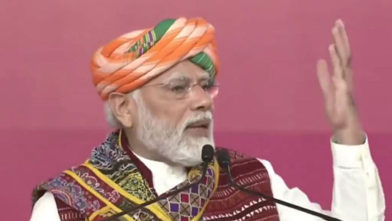 PM Modi at Gujarat: గుజరాత్ పరువు తీసి పెట్టుబడులు ఆపేందుకు కుట్రలు PM Modi at Gujarat: గుజరాత్ పరువు తీసి పెట్టుబడులు ఆపేందుకు కుట్రలు