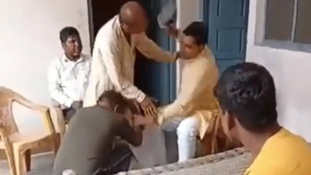 Uttar Pradesh: దళితుడిపై దాడి.. కెమెరాలో రికార్డైన ఘటన.. నిందితుడి అరెస్ట్ Uttar Pradesh: దళితుడిపై దాడి.. కెమెరాలో రికార్డైన ఘటన.. నిందితుడి అరెస్ట్