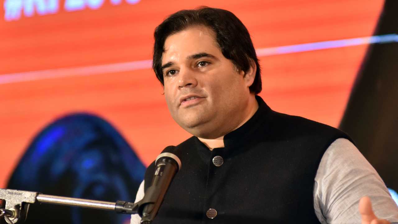 Varun Gandhi: జాతీయ జెండా కొనకుంటే రేషన్ బంద్.. వరుణ్ గాంధీ ఆగ్రహం Varun Gandhi: జాతీయ జెండా కొనకుంటే రేషన్ బంద్.. వరుణ్ గాంధీ ఆగ్రహం