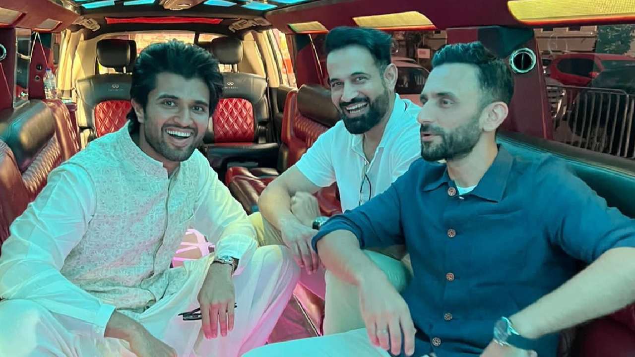 Vijay Devarakonda: భారత్-పాక్ మ్యాచ్లో ‘లైగర్’ సందడి.. ప్రేక్షకులతో కలిసి మ్యాచ్ వీక్షించిన విజయ్ దేవరకొండ Vijay Devarakonda: భారత్-పాక్ మ్యాచ్లో ‘లైగర్’ సందడి.. ప్రేక్షకులతో కలిసి మ్యాచ్ వీక్షించిన విజయ్ దేవరకొండ