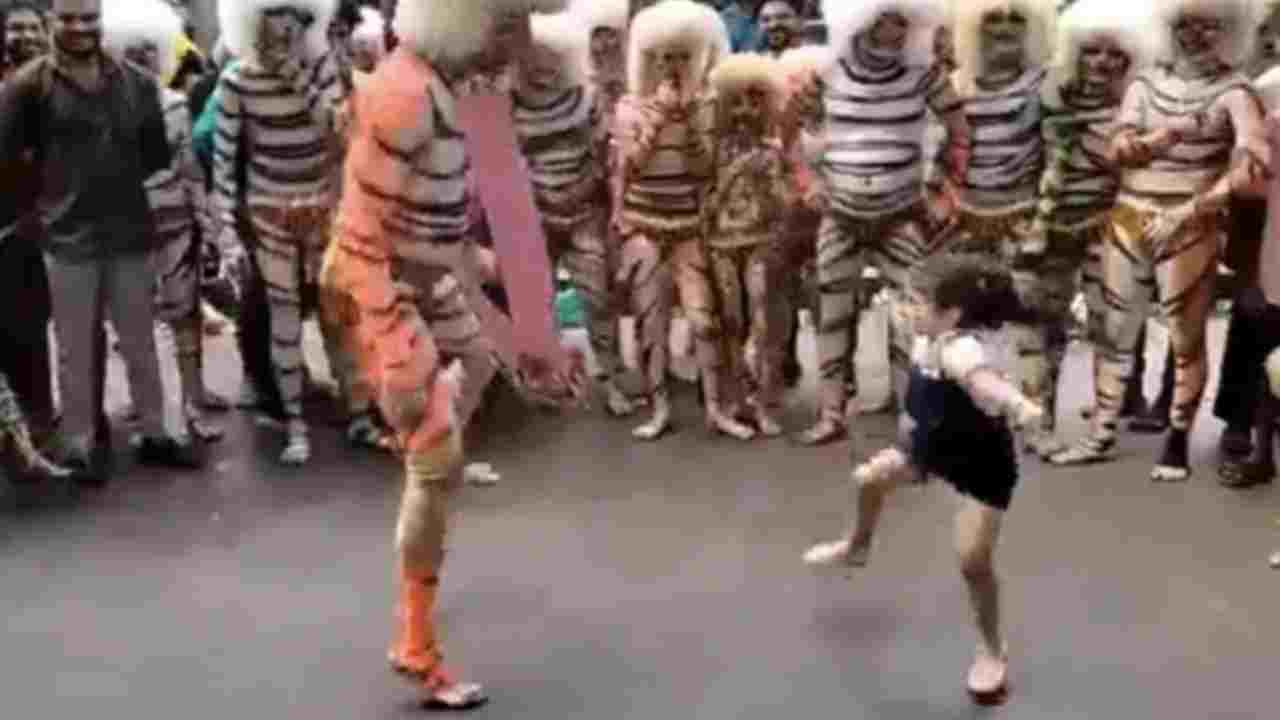Little Girl Street Dance: వావ్ అందరగొట్టింది.. జానపద నృత్యకారులతో డ్యాన్స్ చేసిన చిన్నారి.. ఫిదా అవుతున్న నెటిజన్లు Little Girl Street Dance: వావ్ అందరగొట్టింది.. జానపద నృత్యకారులతో డ్యాన్స్ చేసిన చిన్నారి.. ఫిదా అవుతున్న నెటిజన్లు