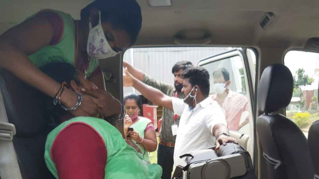 Visakha Gas Leak : విశాఖ అచ్యుతాపురం సెజ్లో మళ్లీ గ్యాస్ లీక్.. 50మందికిపైగా అస్వస్థత Visakha Gas Leak : విశాఖ అచ్యుతాపురం సెజ్లో మళ్లీ గ్యాస్ లీక్.. 50మందికిపైగా అస్వస్థత