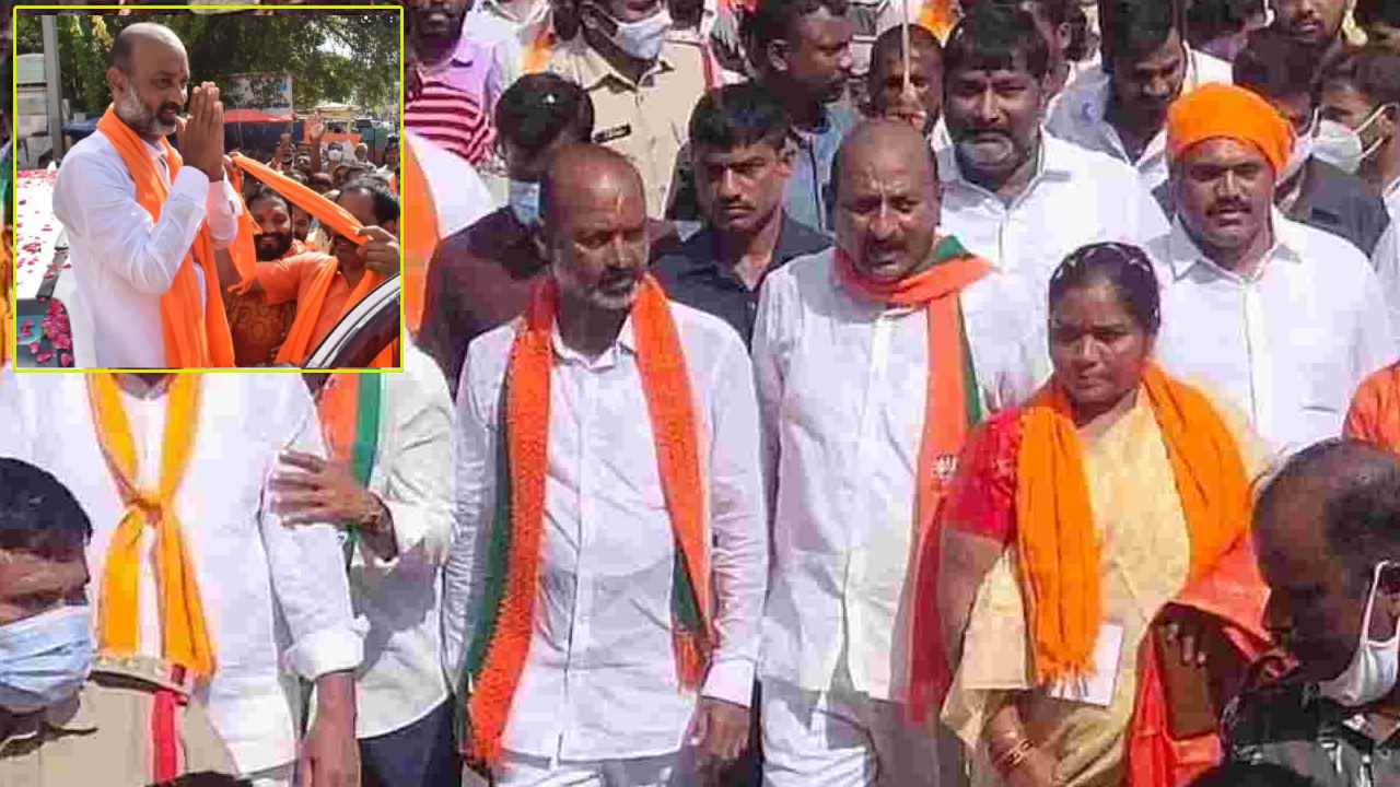 Bandi Sanjay Padayatra : పాదయాత్ర నిలిపివేయాలని బండి సంజయ్ కు పోలీసుల నోటీసులు Bandi Sanjay Padayatra : పాదయాత్ర నిలిపివేయాలని బండి సంజయ్ కు పోలీసుల నోటీసులు