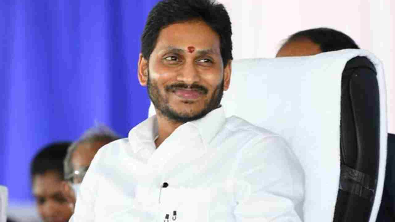 CM Jagan Kadapa Tour: రేపటి నుంచి మూడు రోజులు వైఎస్ఆర్ జిల్లాలో సీఎం జగన్ పర్యటన.. టూర్ వివరాలివే.. CM Jagan Kadapa Tour: రేపటి నుంచి మూడు రోజులు వైఎస్ఆర్ జిల్లాలో సీఎం జగన్ పర్యటన.. టూర్ వివరాలివే..