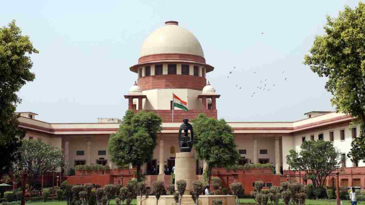 Babri Demolition Case: బాబ్రీ మసీదు కూల్చివేత కేసులో అన్ని విచారణలను రద్దుచేసిన సుప్రీంకోర్టు.. Babri Demolition Case: బాబ్రీ మసీదు కూల్చివేత కేసులో అన్ని విచారణలను రద్దుచేసిన సుప్రీంకోర్టు..