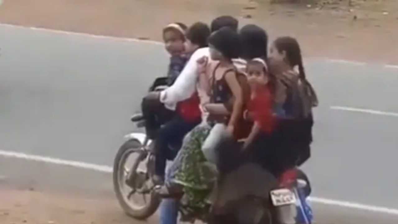 Viral Video: ఒకే బైక్పై ఏడుగురు కుటుంబ సభ్యులు.. ముక్కున వేలేసుకుంటున్న నెటిజెన్లు Viral Video: ఒకే బైక్పై ఏడుగురు కుటుంబ సభ్యులు.. ముక్కున వేలేసుకుంటున్న నెటిజెన్లు