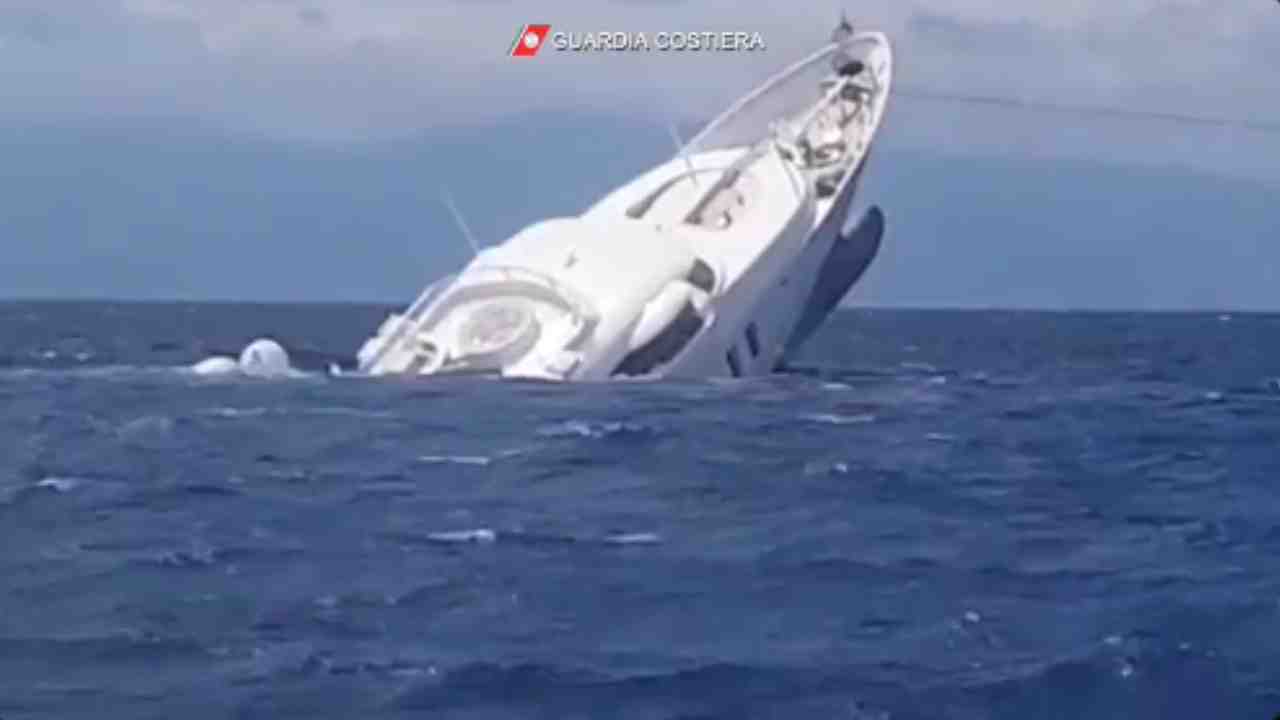 Boat Sank: బాబోయ్.. చూస్తుండగానే సముద్రంలో మునిగిన బోట్.. ఆ సమయంలో బోట్లో తొమ్మిది మంది.. వీడియో వైరల్ .. Boat Sank: బాబోయ్.. చూస్తుండగానే సముద్రంలో మునిగిన బోట్.. ఆ సమయంలో బోట్లో తొమ్మిది మంది.. వీడియో వైరల్ ..