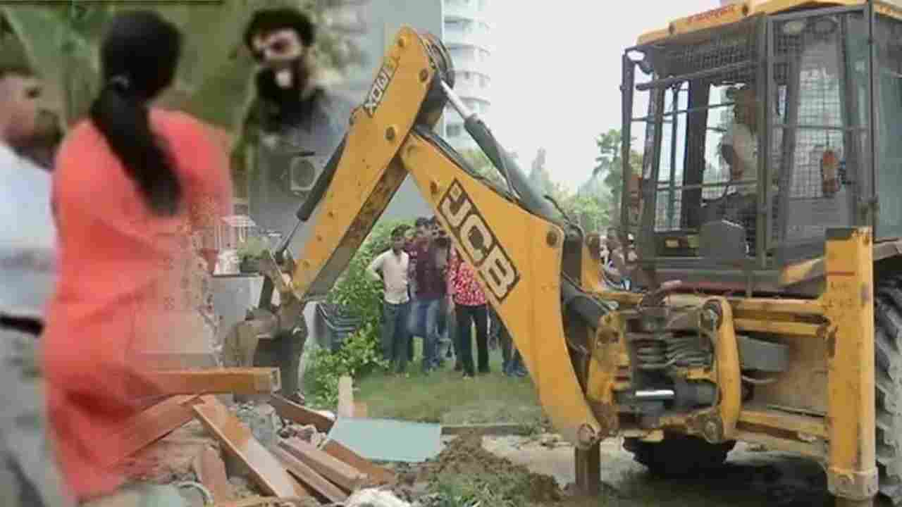 Bulldozer Action: మహిళను తిట్టిపోసిన బీజేపీ లీడర్పై బుల్డోజర్ అటాక్ Bulldozer Action: మహిళను తిట్టిపోసిన బీజేపీ లీడర్పై బుల్డోజర్ అటాక్