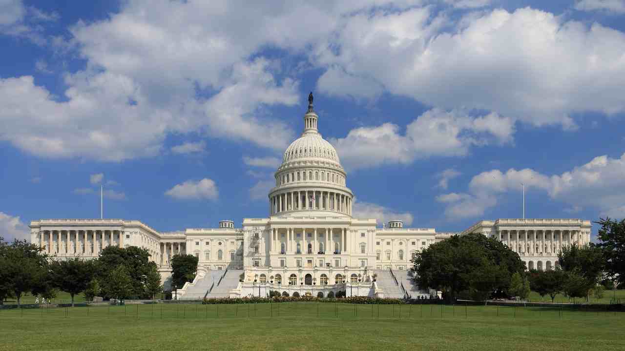 Ramming US Capitol Barrier: కారుకి నిప్పు అంటించుకుని అమెరికా క్యాపిటల్ భవనంలోకి దూసుకెళ్ళేందుకు యత్నం Ramming US Capitol Barrier: కారుకి నిప్పు అంటించుకుని అమెరికా క్యాపిటల్ భవనంలోకి దూసుకెళ్ళేందుకు యత్నం