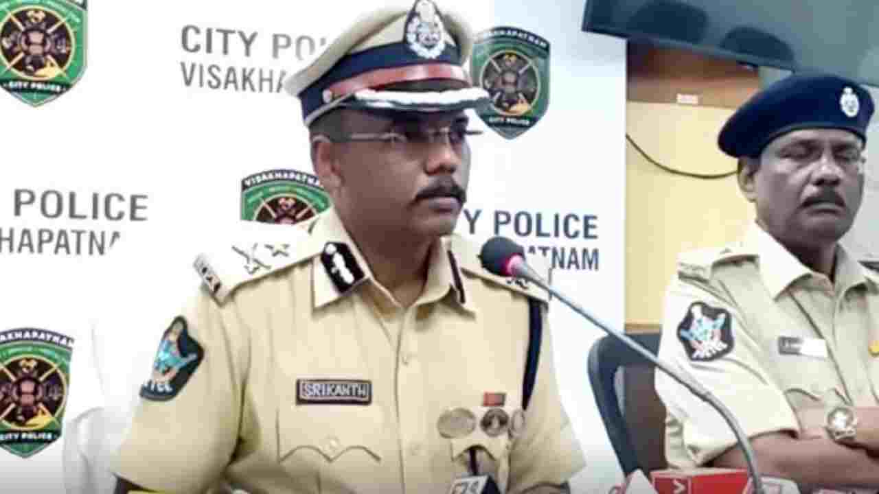 Crime News: ఆడవాళ్లను చంపడమే అతని లక్ష్యం.. పెందుర్తి వరుస హత్యల మిస్టరీ కేసును ఛేదించిన పోలీసులు.. విచారణలో నమ్మలేని నిజాలు Crime News: ఆడవాళ్లను చంపడమే అతని లక్ష్యం.. పెందుర్తి వరుస హత్యల మిస్టరీ కేసును ఛేదించిన పోలీసులు.. విచారణలో నమ్మలేని నిజాలు