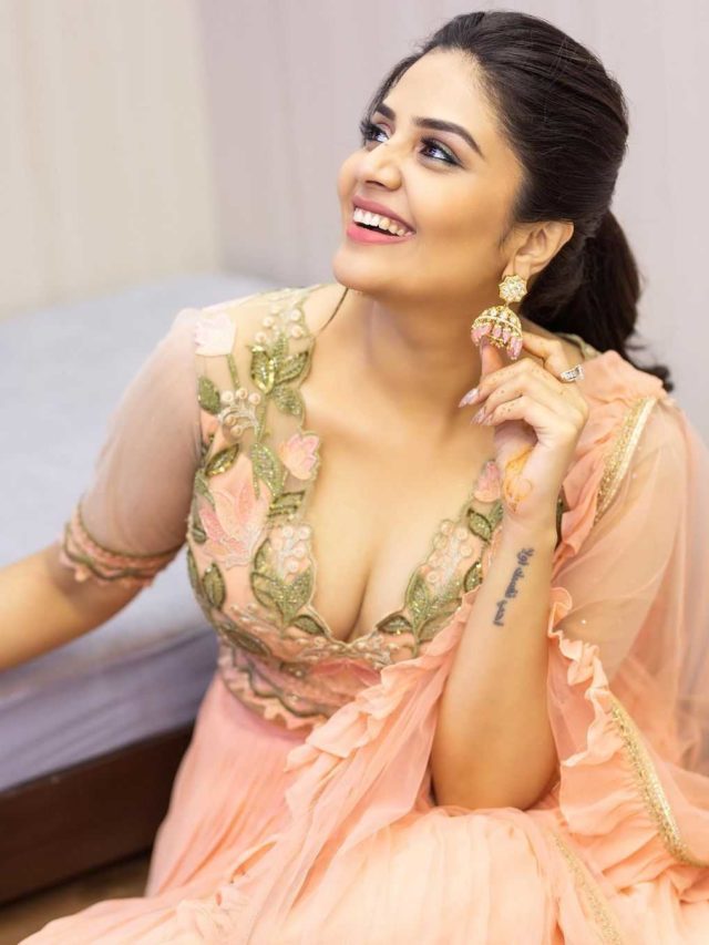>గులాబీ అందాలతో మత్తెక్కిస్తోన్న శ్రీముఖి