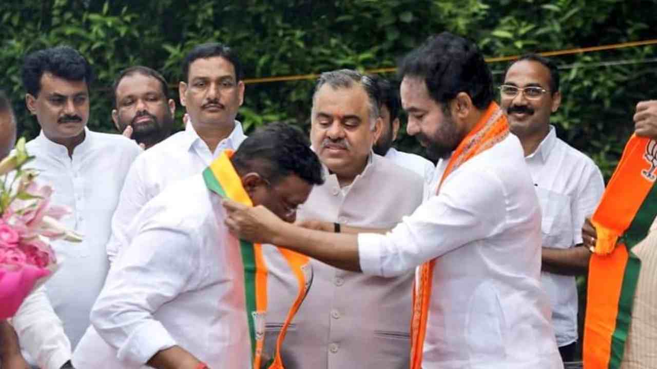 Dasoju Sravan joins BJP: ఢిల్లీలో బీజేపీ కండువా కప్పుకున్న దాసోజు శ్రవణ్ Dasoju Sravan joins BJP: ఢిల్లీలో బీజేపీ కండువా కప్పుకున్న దాసోజు శ్రవణ్