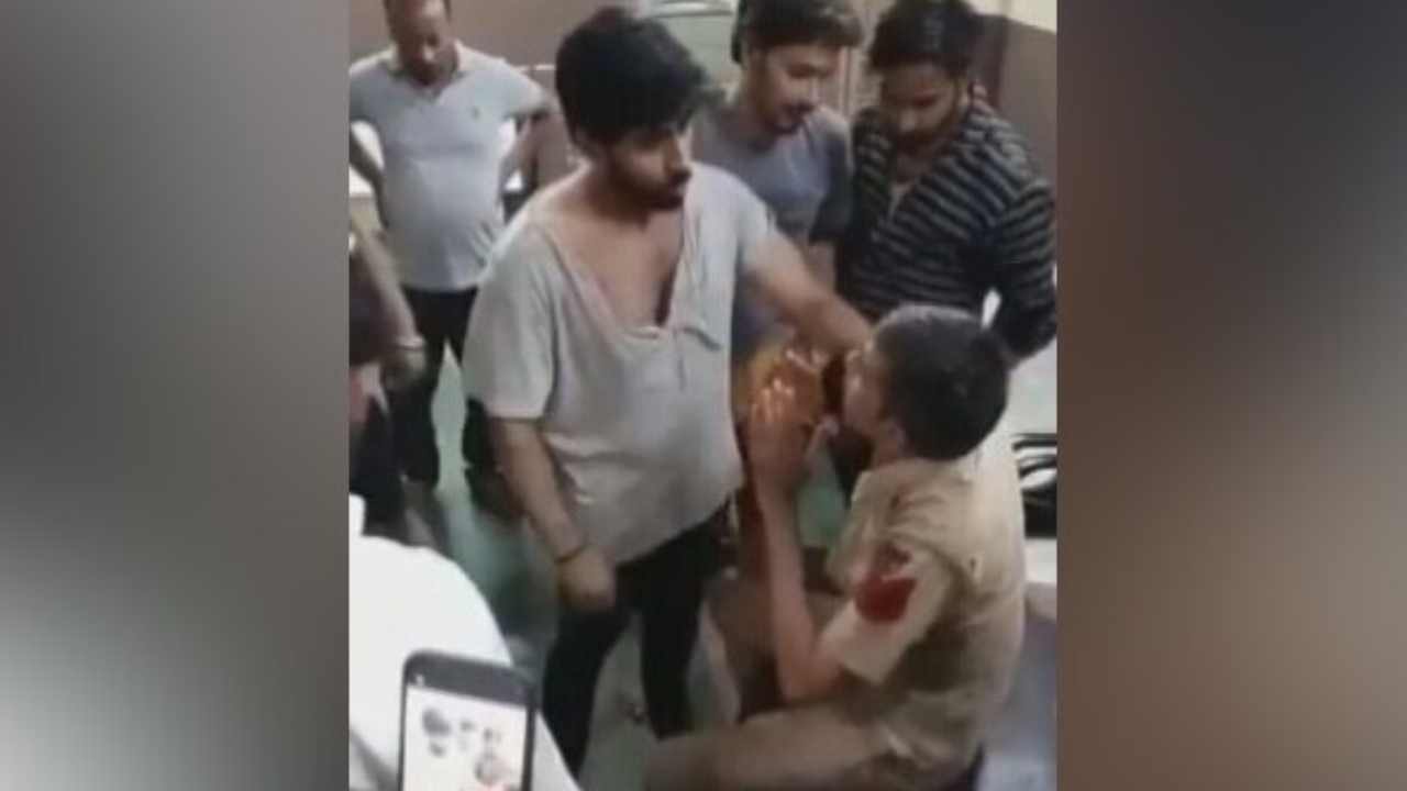 Delhi: పోలీసును చుట్టుముట్టి పోలీస్ స్టేషన్లోనే మూక దాడి Delhi: పోలీసును చుట్టుముట్టి పోలీస్ స్టేషన్లోనే మూక దాడి