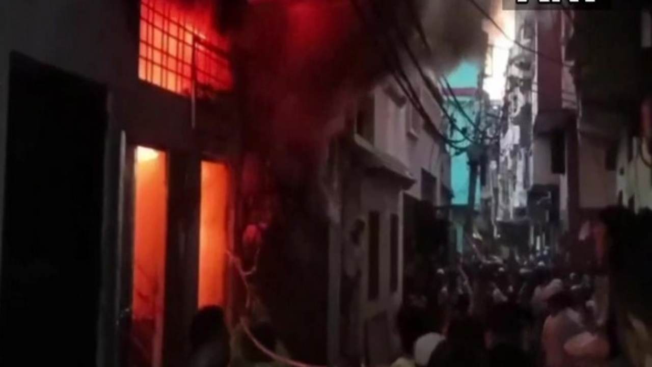 Fire accident in Uttar pradesh: యూపీలో భారీ అగ్ని ప్రమాదం.. 3 అంతస్తుల భవనంలో మంటలు చెలరేగి ఐదుగురి మృతి.. ఏడుగురికి గాయాలు Fire accident in Uttar pradesh: యూపీలో భారీ అగ్ని ప్రమాదం.. 3 అంతస్తుల భవనంలో మంటలు చెలరేగి ఐదుగురి మృతి.. ఏడుగురికి గాయాలు