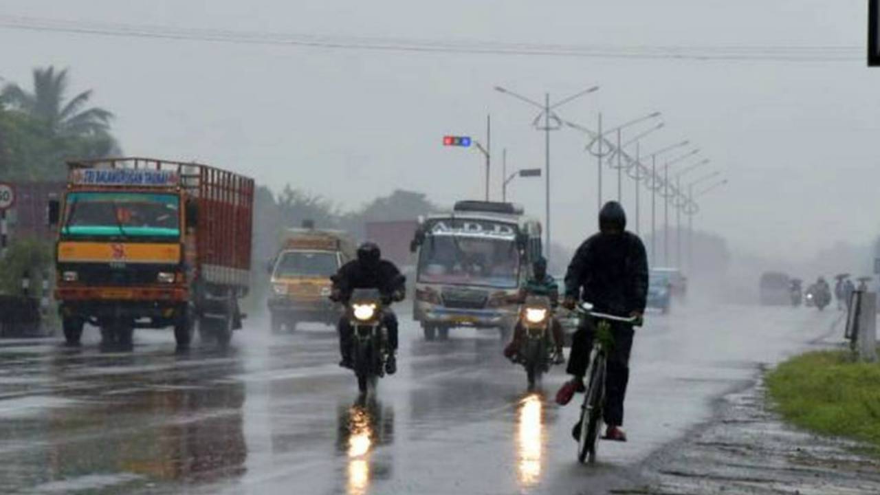 Heavy Rains In Andhra Pradesh: ఏపీలో నేడు, రేపు భారీ వర్షాలకు అవకాశం.. మత్స్యకారులు చేపల వేటకు వెళ్లొద్దని హెచ్చరిక Heavy Rains In Andhra Pradesh: ఏపీలో నేడు, రేపు భారీ వర్షాలకు అవకాశం.. మత్స్యకారులు చేపల వేటకు వెళ్లొద్దని హెచ్చరిక