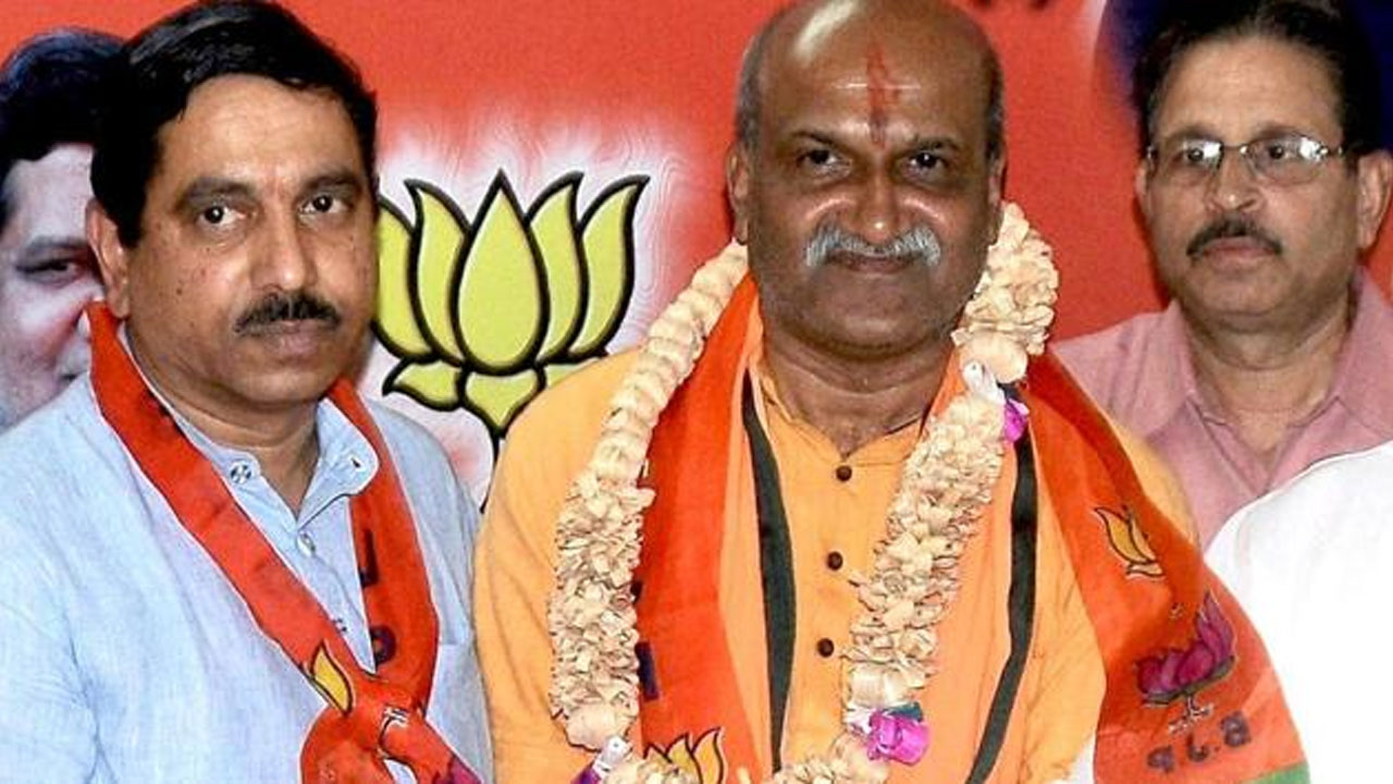 Hindu Sena: సావర్కర్ పోస్టర్ తాకితే చేతులు నరికేస్తాం Hindu Sena: సావర్కర్ పోస్టర్ తాకితే చేతులు నరికేస్తాం