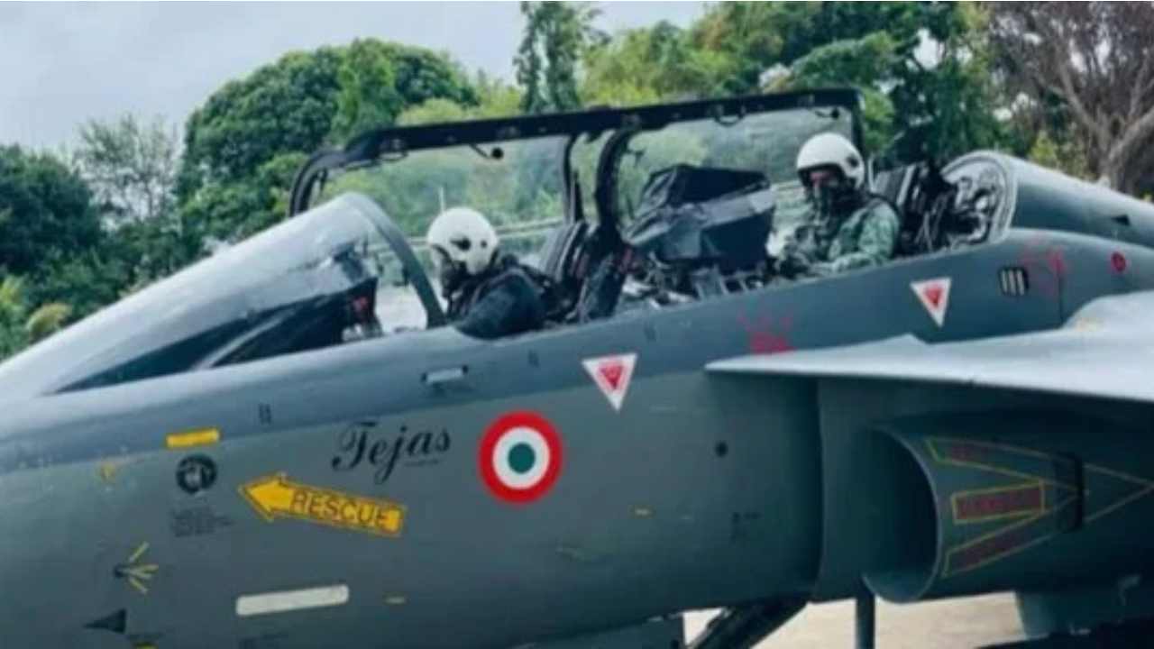 Tejas: స్వదేశీ యుద్ద విమానంలో ప్రయాణించిన వాయు సేన చీఫ్ Tejas: స్వదేశీ యుద్ద విమానంలో ప్రయాణించిన వాయు సేన చీఫ్