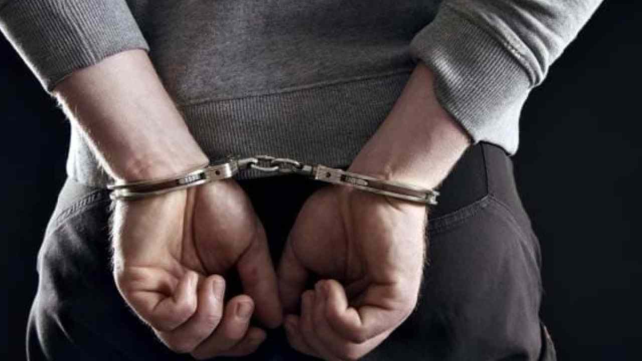 Bike Theft : పోలీసు స్టేషన్ ముందే కానిస్టేబుల్ బైక్ కొట్టేసిన దొంగ Bike Theft : పోలీసు స్టేషన్ ముందే కానిస్టేబుల్ బైక్ కొట్టేసిన దొంగ