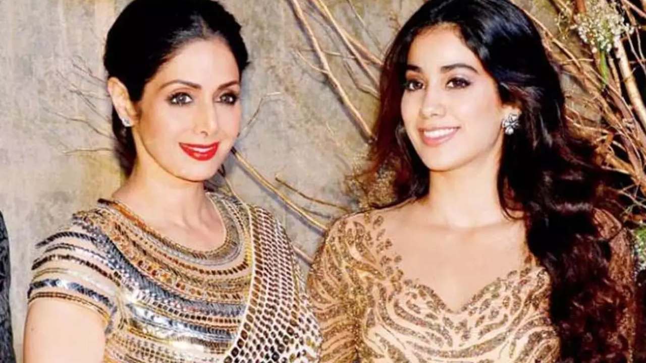 Janhvi Kapoor : ఇండస్ట్రీకి వస్తా అంటే అమ్మ వద్దు అనేది.. సినిమా వాళ్ళ జీవితం సౌకర్యంగా ఉండదు అని చెప్పేది.. Janhvi Kapoor : ఇండస్ట్రీకి వస్తా అంటే అమ్మ వద్దు అనేది.. సినిమా వాళ్ళ జీవితం సౌకర్యంగా ఉండదు అని చెప్పేది..