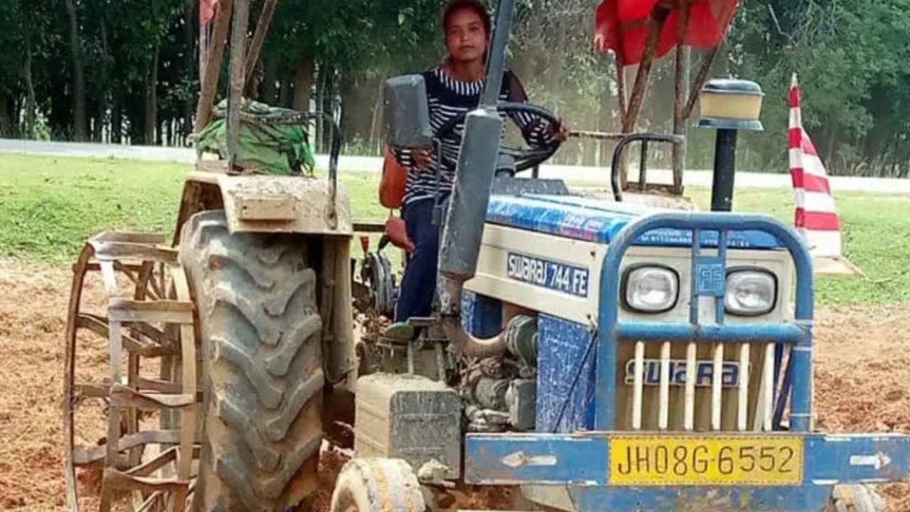 jharkhand girl Driving the tractor is issued panchayat fatwa