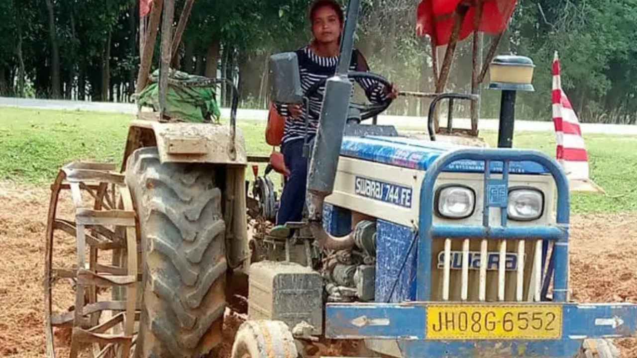 Fatwa Girl Driving Tractor : ట్రాక్టర్ నడిపి వ్యవసాయం చేస్తున్న యువతికి ఫత్వా జారీ..జరిమాన కట్టకుంటే ఊరునుంచి బహిష్కిస్తామంటూ హుకుం Fatwa Girl Driving Tractor : ట్రాక్టర్ నడిపి వ్యవసాయం చేస్తున్న యువతికి ఫత్వా జారీ..జరిమాన కట్టకుంటే ఊరునుంచి బహిష్కిస్తామంటూ హుకుం