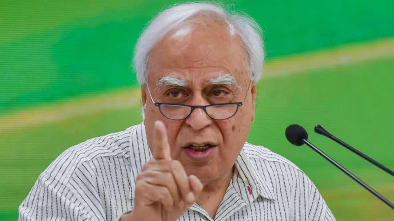 Kapil Sibal on SC: న్యాయవ్యవస్థపై నమ్మకం లేదన్న సిబల్.. న్యాయవాదుల విమర్శలు Kapil Sibal on SC: న్యాయవ్యవస్థపై నమ్మకం లేదన్న సిబల్.. న్యాయవాదుల విమర్శలు