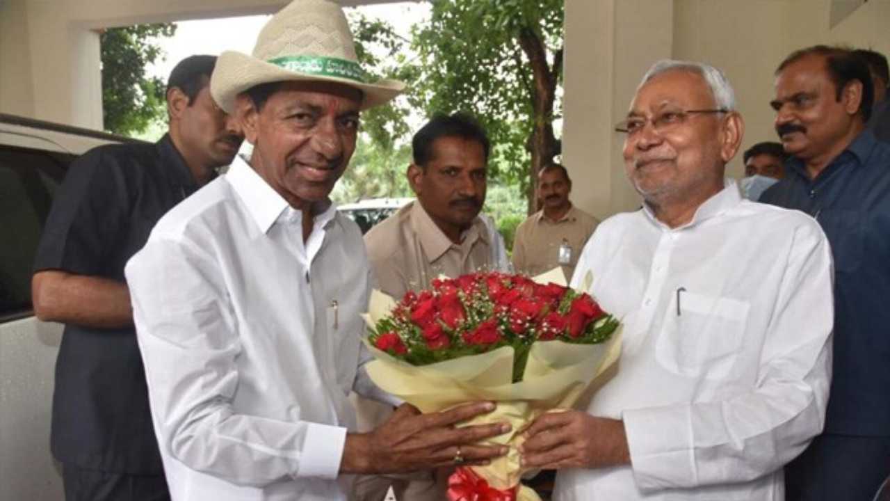 Bihar: సీఎం నితీశ్ కుమార్తో కేసీఆర్ సమావేశం.. బీజేపీయేతర పక్షాలు కలిసి వచ్చేనా? Bihar: సీఎం నితీశ్ కుమార్తో కేసీఆర్ సమావేశం.. బీజేపీయేతర పక్షాలు కలిసి వచ్చేనా?