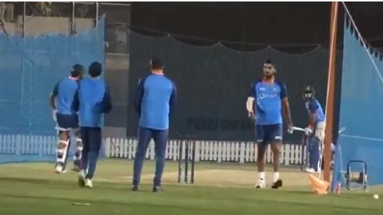 Asia Cup 2022: బంతులను జోరుగా బాదుతూ, నెట్స్లో సాధన చేస్తూ కొహ్లీ బిజీబిజీ.. వీడియో Asia Cup 2022: బంతులను జోరుగా బాదుతూ, నెట్స్లో సాధన చేస్తూ కొహ్లీ బిజీబిజీ.. వీడియో