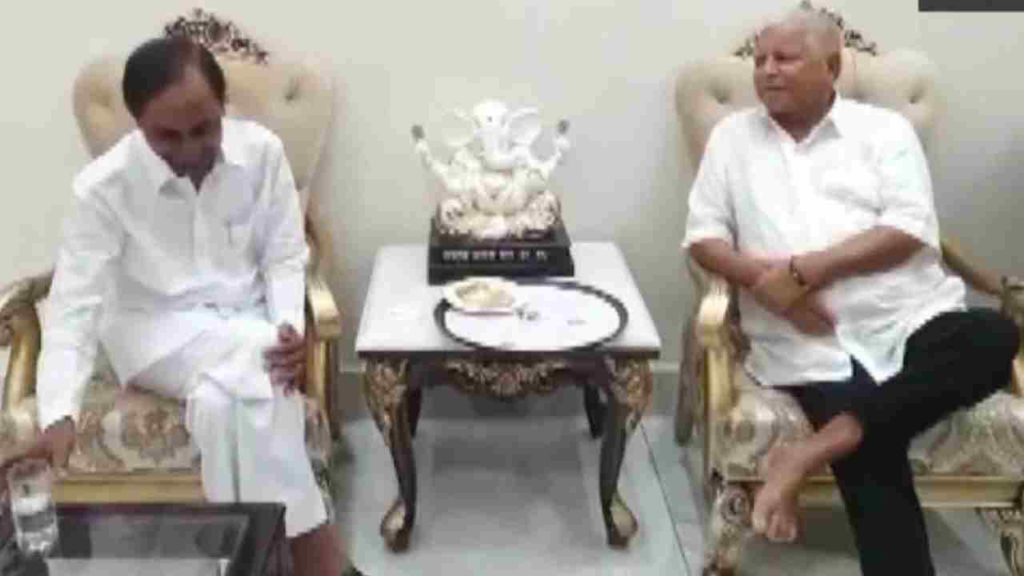 KCR meets Lalu prasad at his residence in patna
