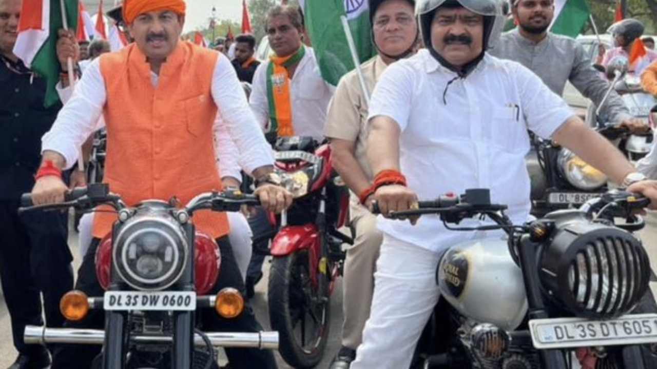 Manoj Tiwari: హెల్మెట్ లేకుండా బైక్ నడిపిన బీజేపీ ఎంపీకి ఫైన్.. అనంతరం క్షమాపణ Manoj Tiwari: హెల్మెట్ లేకుండా బైక్ నడిపిన బీజేపీ ఎంపీకి ఫైన్.. అనంతరం క్షమాపణ