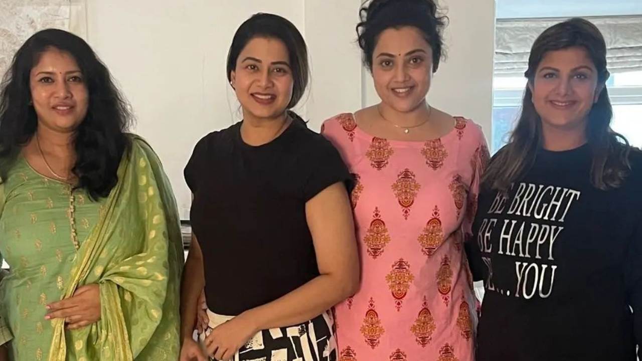 Meena : భర్త చనిపోయాక మొదటిసారి.. అలనాటి తారలతో కలిసి మీనా ఇలా.. Meena : భర్త చనిపోయాక మొదటిసారి.. అలనాటి తారలతో కలిసి మీనా ఇలా..