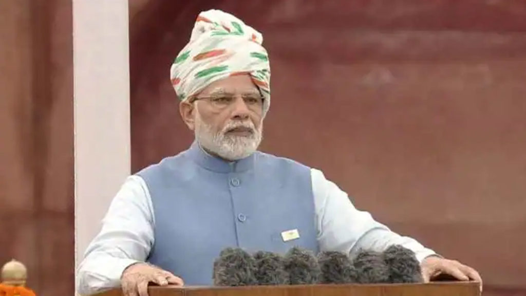 PM modi uses paper notes instead of teleprompter for independence day speech