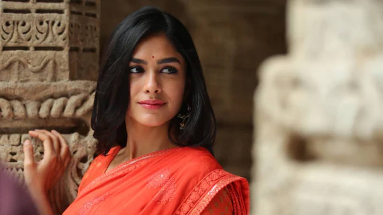 Mrunal Thakur : ఆ సినిమా చూపించాకే నన్ను సినిమాల్లోకి పంపించారు.. లేకపోతే డెంటిస్ట్ అయ్యేదాన్ని.. Mrunal Thakur : ఆ సినిమా చూపించాకే నన్ను సినిమాల్లోకి పంపించారు.. లేకపోతే డెంటిస్ట్ అయ్యేదాన్ని..