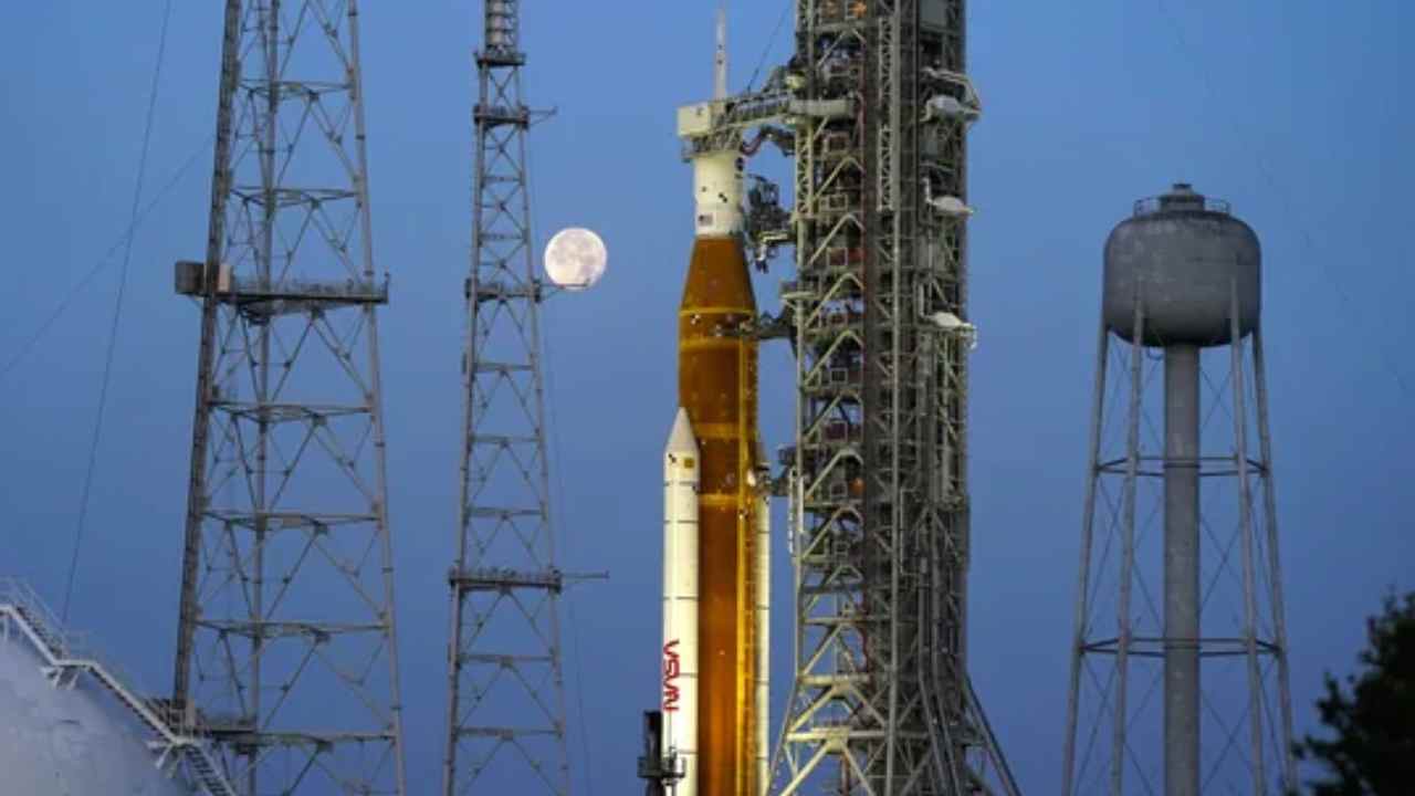 NASA Artemis-1 Mission: నేడు చంద్రుడిపైకి మానవరహిత ఆర్టెమిస్-1 ప్రయోగం.. ఆర్టెమిస్ అంటే ఏమిటి? ఆ పేరెందుకు పెట్టారంటే? NASA Artemis-1 Mission: నేడు చంద్రుడిపైకి మానవరహిత ఆర్టెమిస్-1 ప్రయోగం.. ఆర్టెమిస్ అంటే ఏమిటి? ఆ పేరెందుకు పెట్టారంటే?