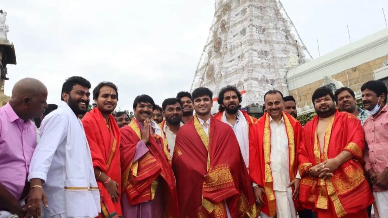 Karthikeya 2 team : తిరుమల తిరుపతిలో సందడి చేసిన కార్తికేయ 2 టీం