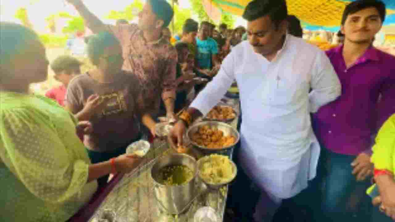 Man Distributes Panipuris: కూతురు పుట్టిన రోజున లక్ష పానీపూరీలు పంపిణీ చేసిన వ్యాపారి.. ఆడ పిల్లల గురించి భలే చెప్పాడు.. Man Distributes Panipuris: కూతురు పుట్టిన రోజున లక్ష పానీపూరీలు పంపిణీ చేసిన వ్యాపారి.. ఆడ పిల్లల గురించి భలే చెప్పాడు..