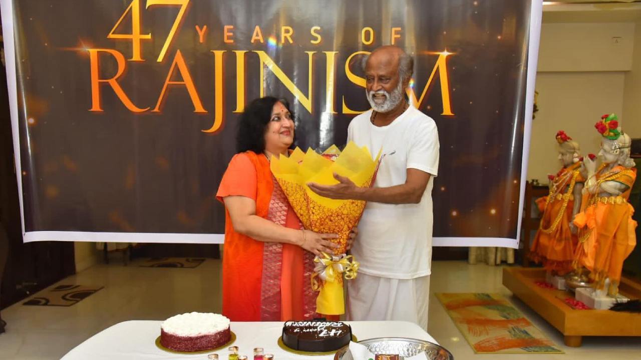 Rajinikanth : 47 ఏళ్ళ సినీ ప్రస్థానం.. రజినీకాంత్ కి స్పెషల్ సెలబ్రేషన్స్ చేయించిన భార్య లతా.. Rajinikanth : 47 ఏళ్ళ సినీ ప్రస్థానం.. రజినీకాంత్ కి స్పెషల్ సెలబ్రేషన్స్ చేయించిన భార్య లతా..
