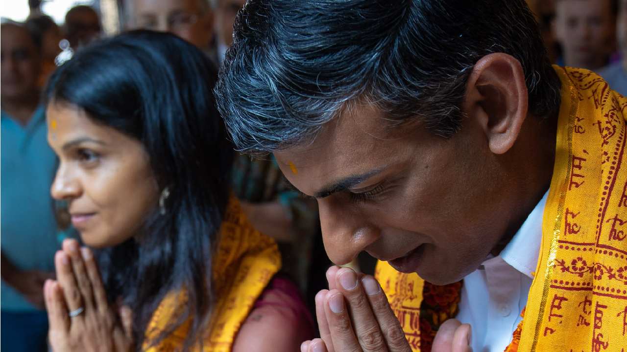Janmashtami: లండన్లో భార్యతో కలిసి గుడికి వెళ్ళిన రిషి సునక్.. శ్రీకృష్ణ జన్మాష్టమి వేడుకల్లో పాల్గొన్నానని ట్వీట్ Janmashtami: లండన్లో భార్యతో కలిసి గుడికి వెళ్ళిన రిషి సునక్.. శ్రీకృష్ణ జన్మాష్టమి వేడుకల్లో పాల్గొన్నానని ట్వీట్