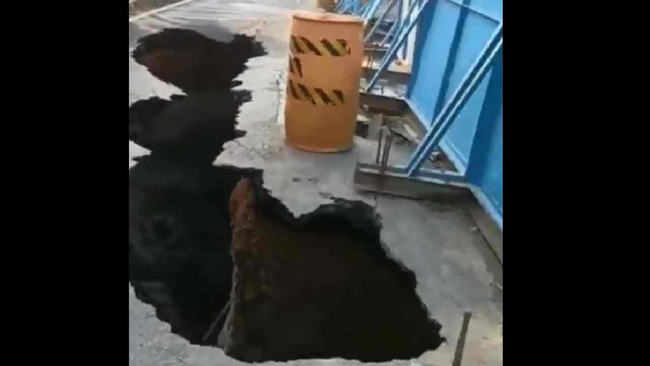 Huge Sinkhole: ఎక్స్ ప్రెస్ వేపై భారీ గుంత.. దాని కిందే అండర్ పాస్.. వీడియో వైరల్ Huge Sinkhole: ఎక్స్ ప్రెస్ వేపై భారీ గుంత.. దాని కిందే అండర్ పాస్.. వీడియో వైరల్