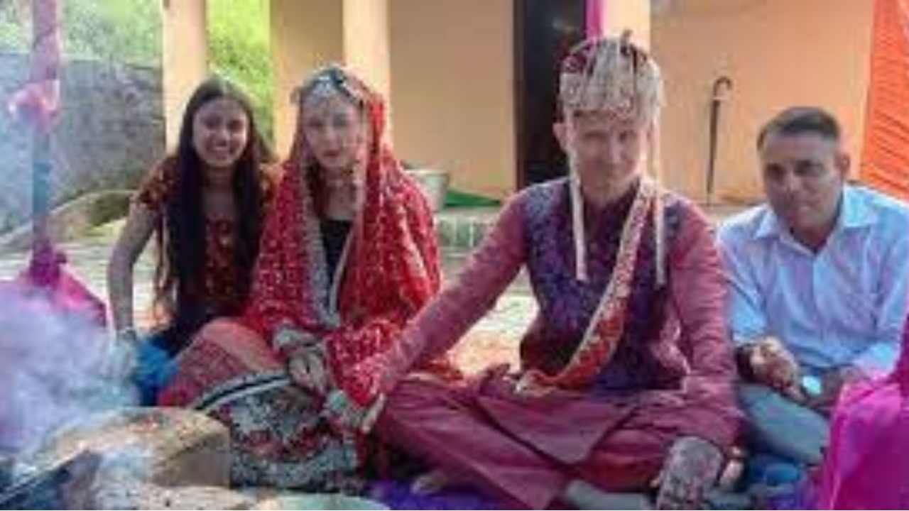 Ukrain weds Russia: భారత సంప్రదాయంలో పెళ్లి చేసుకున్న ఉక్రెయిన్-రష్యా ప్రేమ జంట Ukrain weds Russia: భారత సంప్రదాయంలో పెళ్లి చేసుకున్న ఉక్రెయిన్-రష్యా ప్రేమ జంట