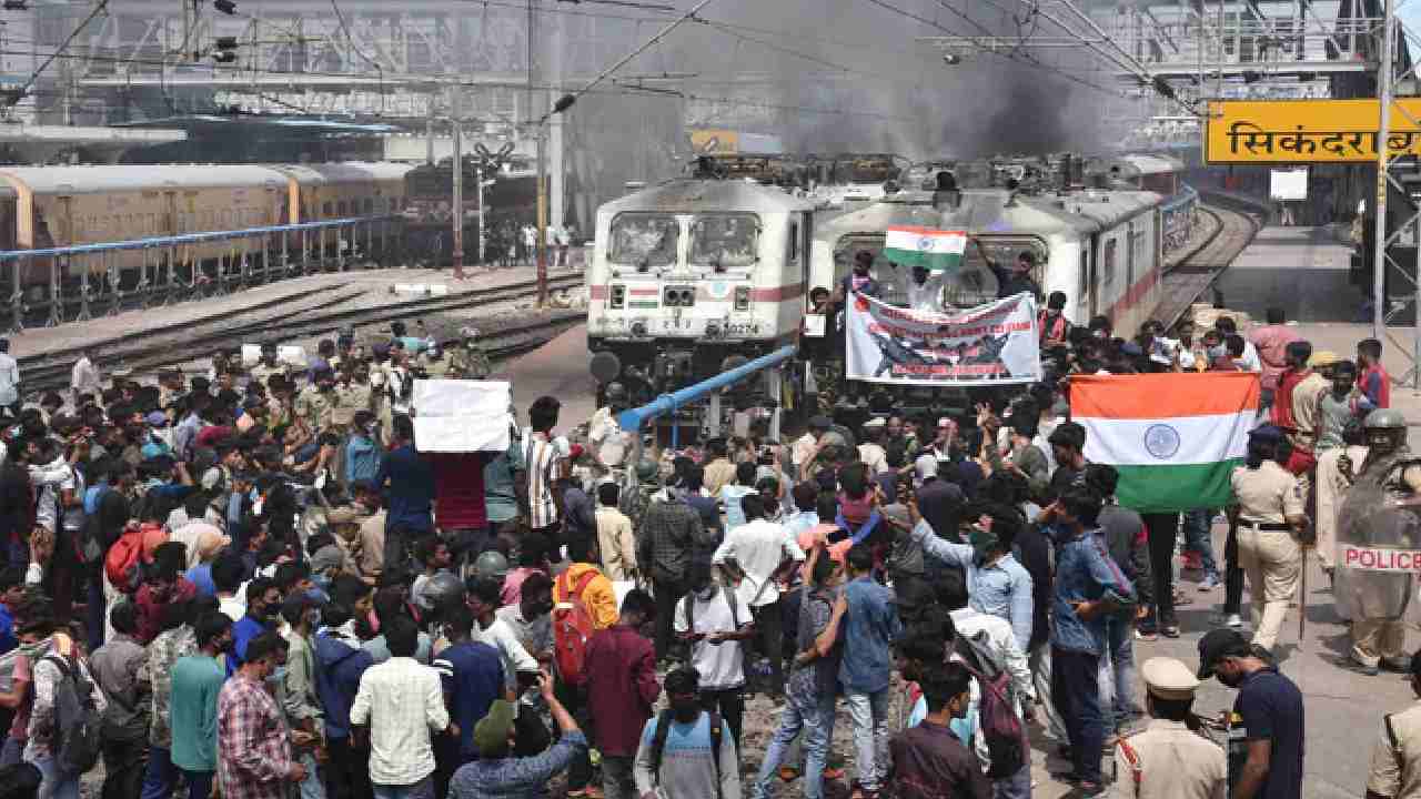 Secunderabad Riots Case : సికింద్రాబాద్ అల్లర్ల కేసులో 16 మంది నిందితులకు బెయిల్ మంజూరు Secunderabad Riots Case : సికింద్రాబాద్ అల్లర్ల కేసులో 16 మంది నిందితులకు బెయిల్ మంజూరు