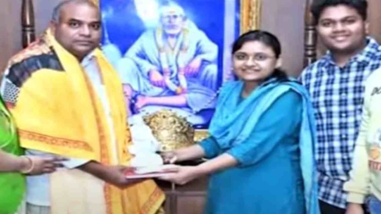Shirdi Saibaba Temple: షిర్డీ సాయిబాబాకు రూ.36.98 లక్షల విలువజేసే బంగారు కిరీటాన్ని విరాళంగా అందించిన మాజీ ఎమ్మెల్సీ అన్నం సతీశ్