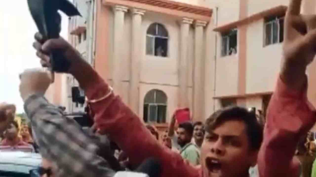 Viral video: టీఎంసీ నేతకు చెప్పులు చూపెడుతూ ‘దొంగా.. దొంగా’ అని అరిచిన స్థానికులు Viral video: టీఎంసీ నేతకు చెప్పులు చూపెడుతూ ‘దొంగా.. దొంగా’ అని అరిచిన స్థానికులు