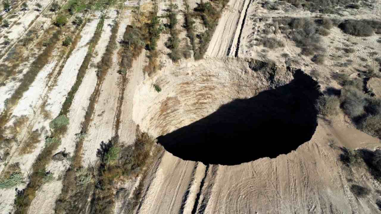 sinkhole: చిలీలో భారీ సింక్హోల్ను గుర్తించిన అధికారులు sinkhole: చిలీలో భారీ సింక్హోల్ను గుర్తించిన అధికారులు