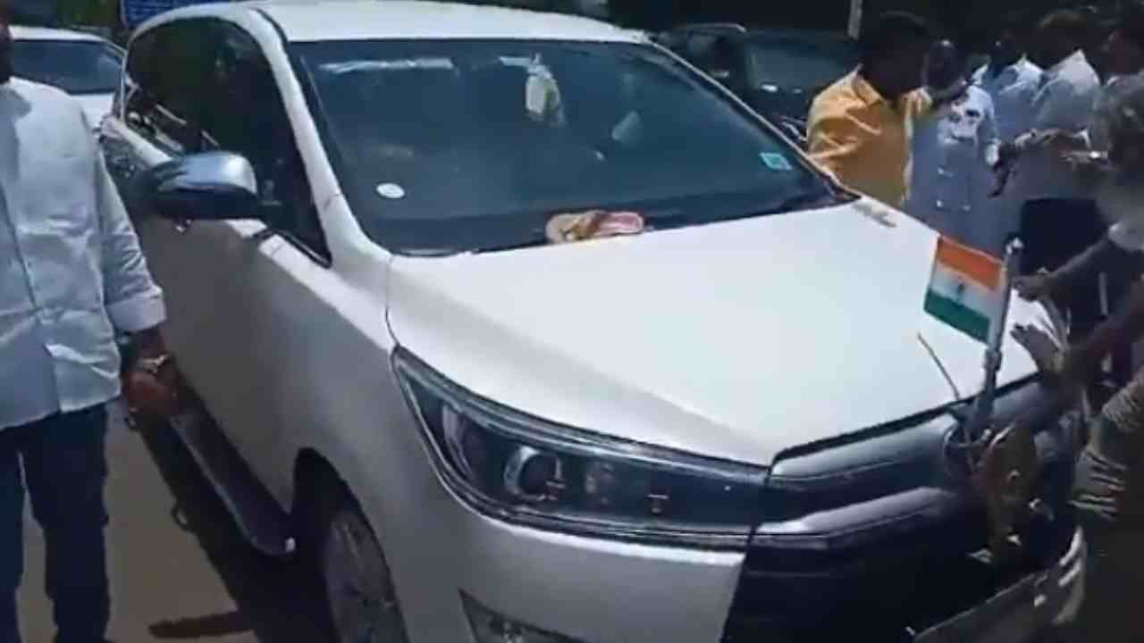 Viral Video: తమిళనాడు ఆర్థిక మంత్రి త్యాగరాజన్ కారుపై చెప్పు విసిరిన బీజేపీ కార్యకర్తలు Viral Video: తమిళనాడు ఆర్థిక మంత్రి త్యాగరాజన్ కారుపై చెప్పు విసిరిన బీజేపీ కార్యకర్తలు