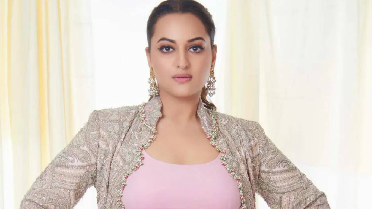 Sonakshi Sinha : దబాంగ్ బ్యూటీ సోనాక్షి సిన్హా అందానికి కారణం అదేనట. Sonakshi Sinha : దబాంగ్ బ్యూటీ సోనాక్షి సిన్హా అందానికి కారణం అదేనట.