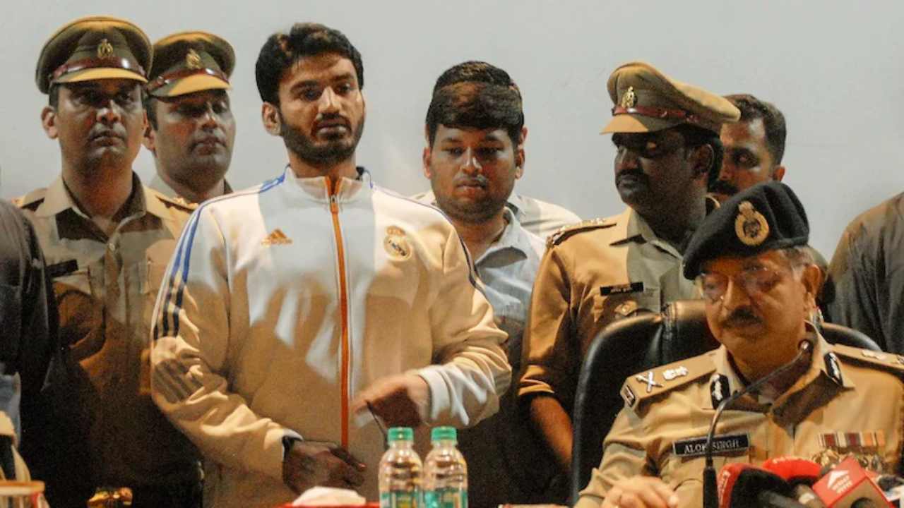 Srikanth Tyagi: నోయిడా టు మీరట్.. పోలీసులకు చిక్కకుండా 15 సార్లు కార్లు మార్చిన శ్రీకాంత్ త్యాగి Srikanth Tyagi: నోయిడా టు మీరట్.. పోలీసులకు చిక్కకుండా 15 సార్లు కార్లు మార్చిన శ్రీకాంత్ త్యాగి